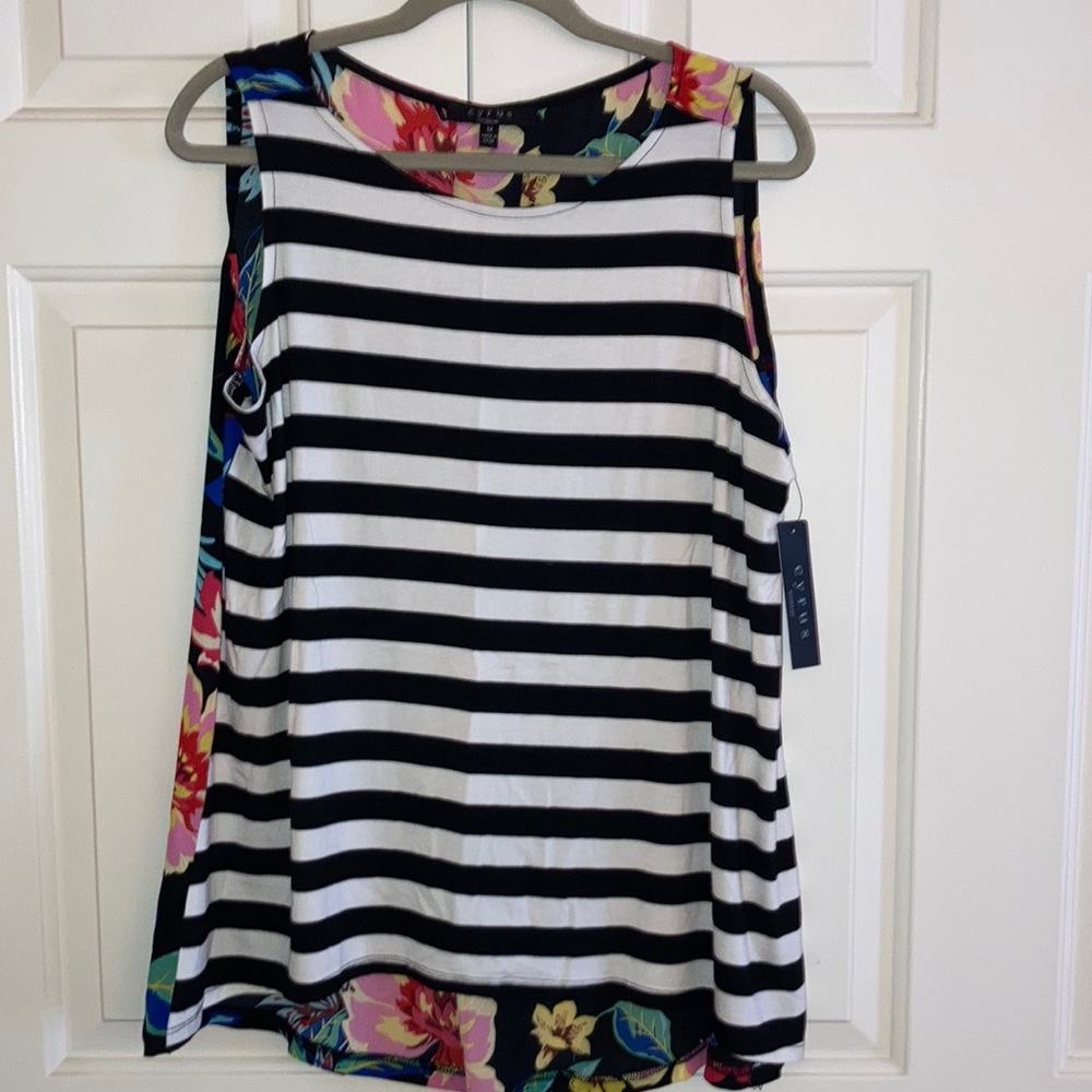 New Women’s plus size sleeveless top. Stripes and floral 1x